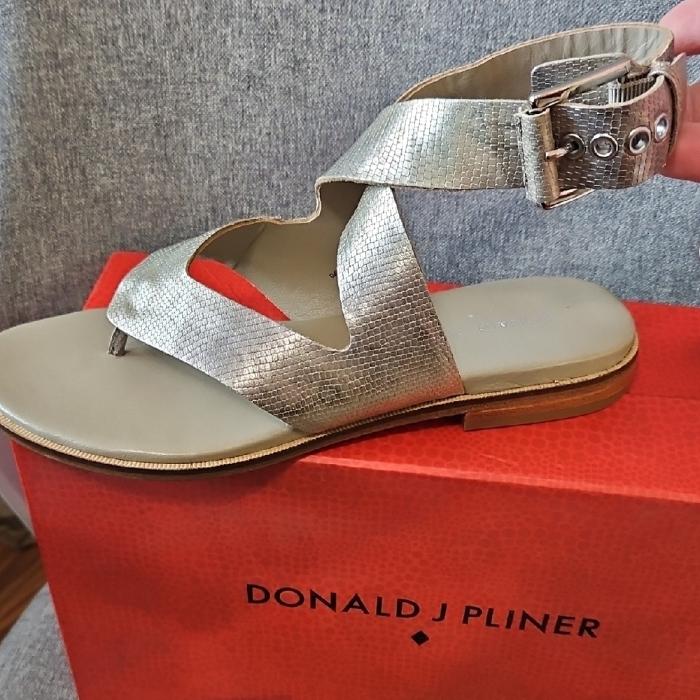 Donald J. Pliner Metallic Silver Lizard Print Crisscross Toe-Post Sandals New - Picture 3 of 12